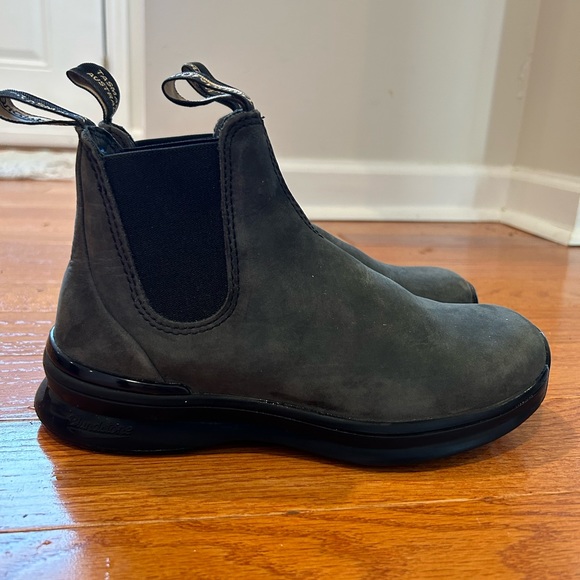 Blundstone Women’s Active Chelsea Boot- Size 6 (US) size 3 (AU). Rustic black - Picture 2 of 6